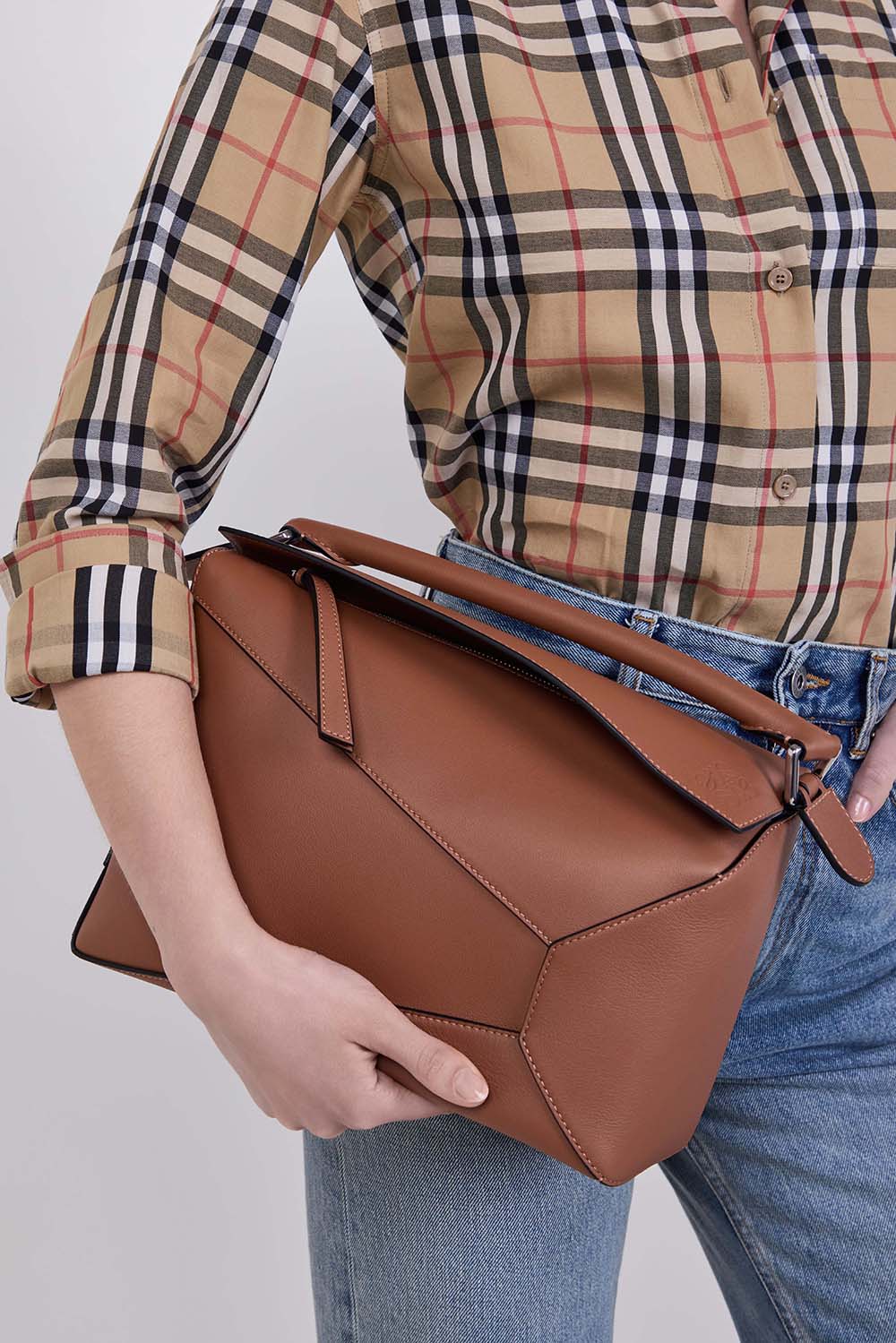 תמונת כל הלוק של תיק קרוסבודי פאזל אדג' מדיום